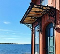козырек с ковкой над дверью