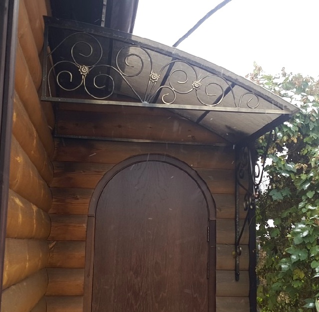 Короб над входной дверью